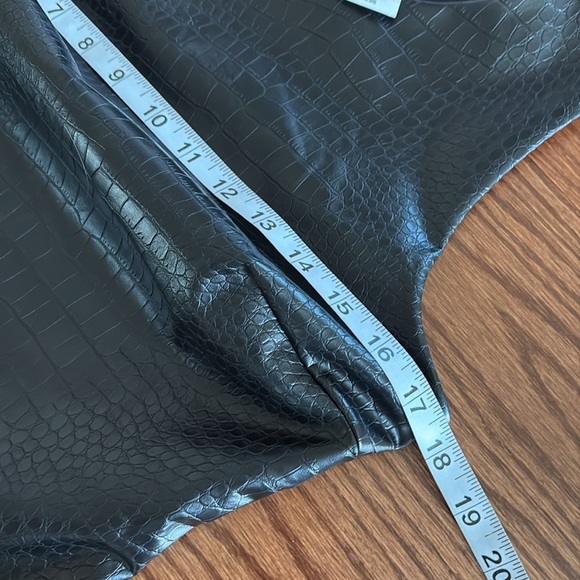 Express Black Textured embossed Faux Leather Bodysuit thong sleeveless stretch M - Picture 8 of 12